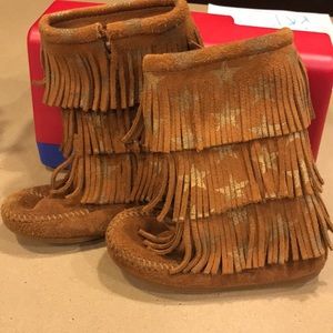 Minnetonka fringed girls boot. Girl size 10